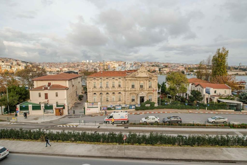 Waterfront Apartment By The Tram - Terrace With Dome & Golden Horn View In Fatih อิสตันบูล ภายนอก รูปภาพ