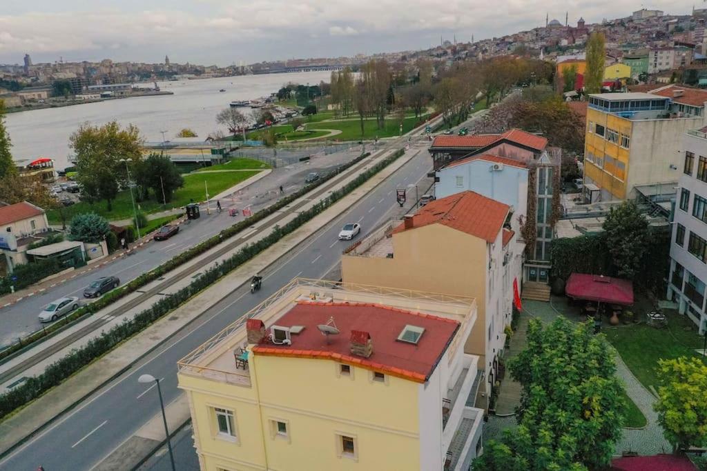 Waterfront Apartment By The Tram - Terrace With Dome & Golden Horn View In Fatih อิสตันบูล ภายนอก รูปภาพ