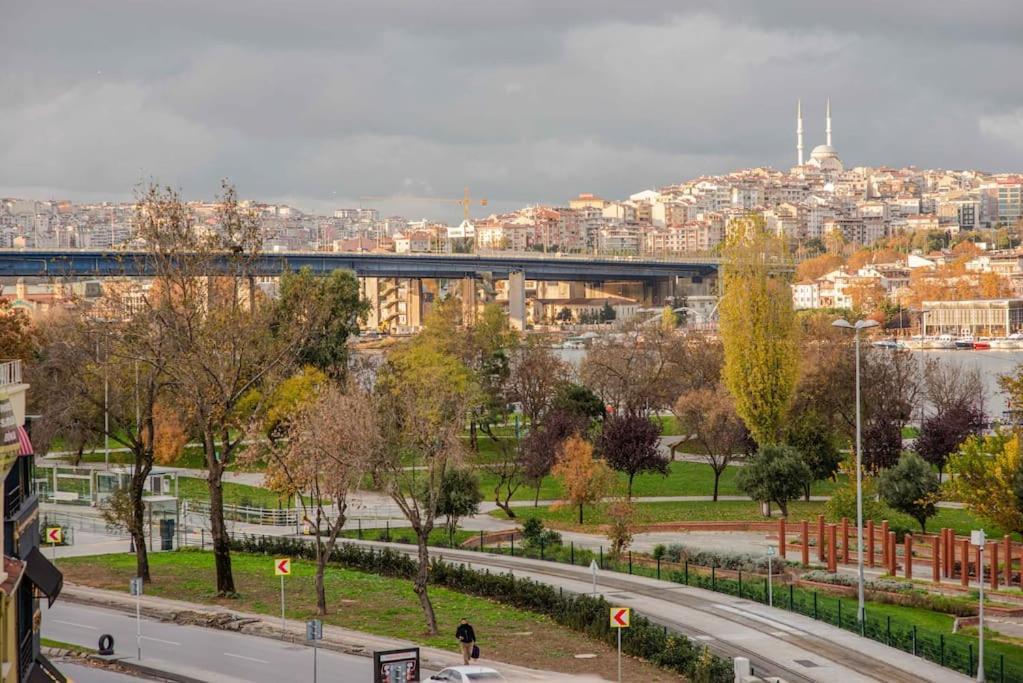 Waterfront Apartment By The Tram - Terrace With Dome & Golden Horn View In Fatih อิสตันบูล ภายนอก รูปภาพ