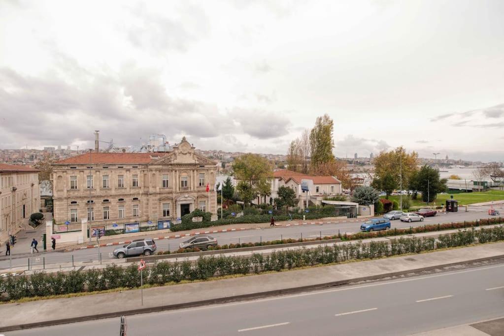 Waterfront Apartment By The Tram - Terrace With Dome & Golden Horn View In Fatih อิสตันบูล ภายนอก รูปภาพ