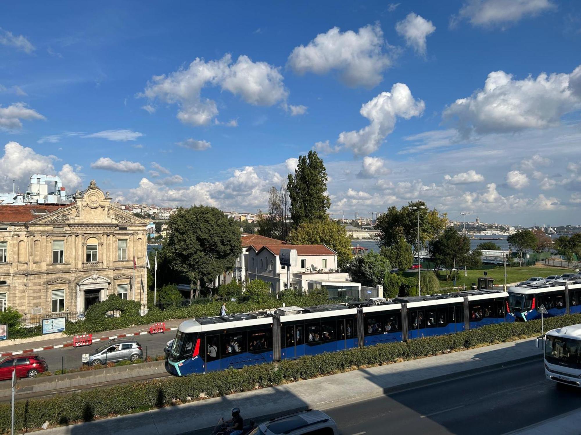 Waterfront Apartment By The Tram - Terrace With Dome & Golden Horn View In Fatih อิสตันบูล ภายนอก รูปภาพ